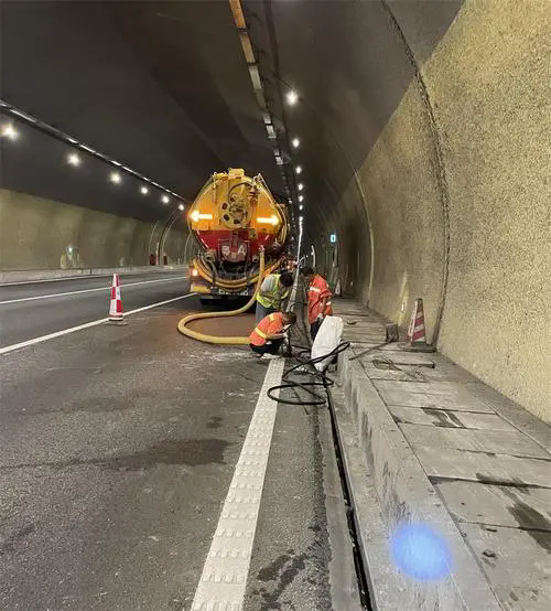 茂南隧道排水渠清淤